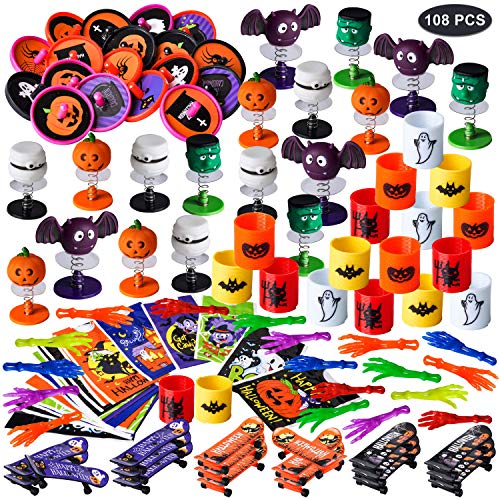 JOYIN 108 Pcs Juguetes de Halloween Regalos para Niños, Paquete de 18 Bolsas de Regalos, Juguetes de Manos, Poppers, Mini Patineta, Trompos Giratorios y Juguetes de Resorte para Niños