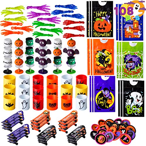 JOYIN 108 Pcs Juguetes de Halloween Regalos para Niños, Paquete de 18 Bolsas de Regalos, Juguetes de Manos, Poppers, Mini Patineta, Trompos Giratorios y Juguetes de Resorte para Niños