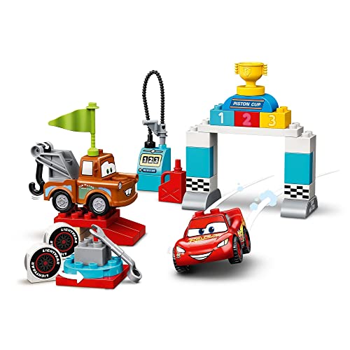 LEGO 10924 Duplo Cars de Disney y Pixar: Día de la Carrera de Rayo Mcqueen, Coches de Juguetes para Bebes 2+ años