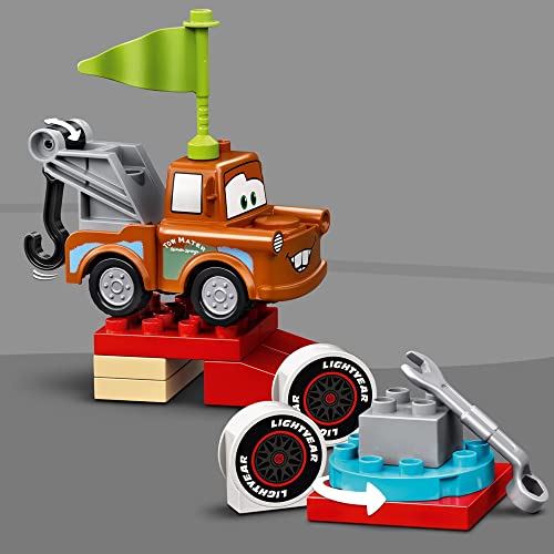 LEGO 10924 Duplo Cars de Disney y Pixar: Día de la Carrera de Rayo Mcqueen, Coches de Juguetes para Bebes 2+ años