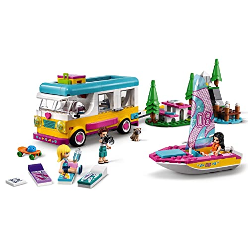 LEGO 41681 Friends Bosque: Autocaravana y Barco de Vela, Juguete de Construcción con Mini Muñecas y Figura de Mapache