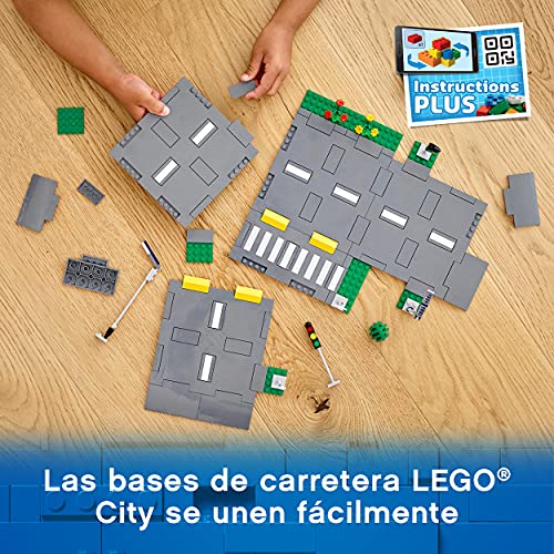 LEGO 60304 City Bases de Carretera Set de Construcción con Placas de Carretera, Semáforos y Ladrillos Que Brillan en la Oscuridad