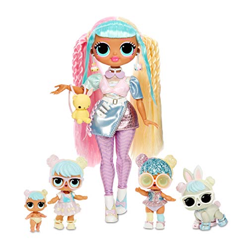 LOL Surprise OMG Familia Bon Bon con más de 45 sorpresas que incluyen muñeca Candylicious OMG, Bon Bon, Bling Bon Bon, Lil Bon Bon, Hop Hop, Accesorios y Juego Plegable, Niñas de 36 meses a 10 años