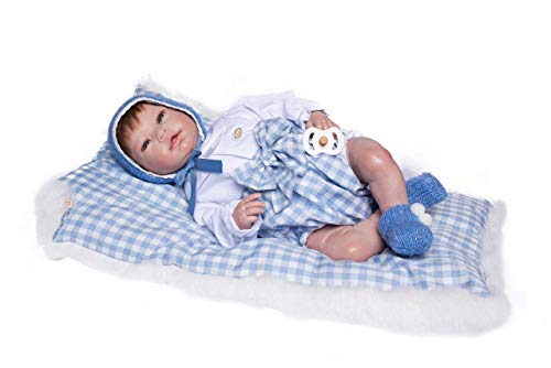 Muñecas Guca- MUÑECO Reborn Dylan 46 CM Conjunto Vichy Azul Y Blanco con GORRITO DE Punto MAS COJÍN Pelo, Multicolor (18021)