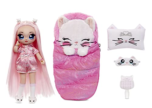 Na Na Na Surprise Teens Slumber Party Moda Mila Rose-Juguete para niños-Coleccionable-Muñeca de Tela de 27 cm, Inspirada en un Gatito Persa-Pelo Rosa, Color (577423C3)