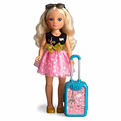 Nancy - Chic Viaja A París, con una Maleta Rosa para Guardar Todos los Accesorios de Viaje y de Belleza de la muñeca, Juguete para niñas y niños a Partir de 3 años Famosa, (700015341)