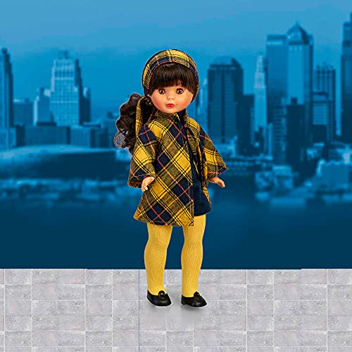 Nancy Colección - En la ciudad, Reedición 2021 del conjunto de ropa original de 1973 negro y amarillo, en una muñeca clásica, morena y con flequillo, para niños y coleccionistas, Famosa, (700016740)