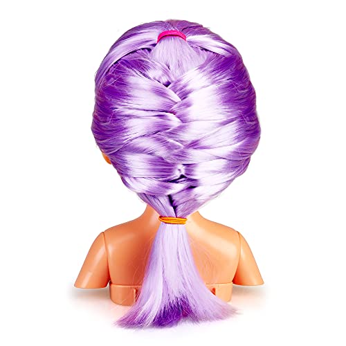 Nancy - Un Día de Secretos de Belleza Violeta, Busto de muñeca con el Pelo Morado y Largo para peinar y maquillar, más de 20 Accesorios como Lazos, coleteros, Pinzas y Purpurina, Famosa (700015133)