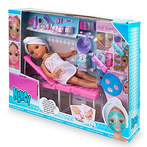 Nancy - Un día de spa, muñeca con toalla y tumbona de spa, set para hacer mascarillas, maquillaje de purpurina y accesorios de belleza, para niñas y niños a partir de 3 años, Famosa, (700016639)