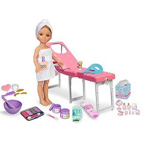 Nancy - Un día de spa, muñeca con toalla y tumbona de spa, set para hacer mascarillas, maquillaje de purpurina y accesorios de belleza, para niñas y niños a partir de 3 años, Famosa, (700016639)