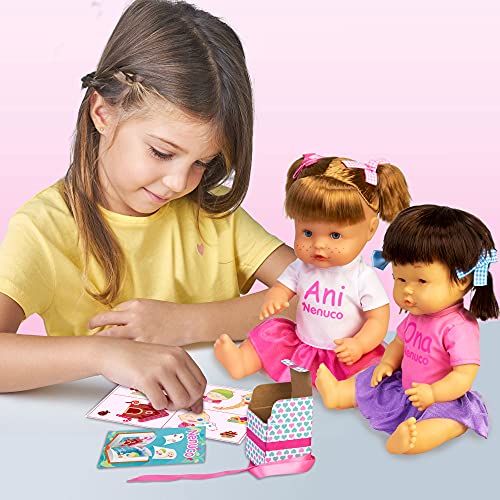 Nenuco - Ani y Ona Feliz Cumpleaños, kit de dos muñecas bebé nenuco hermanas, con tarta para jugar, regalo de cumpleaños libro de colorear y pegatinas, para niñas y niños 3 años, Famosa (700016939)