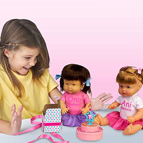 Nenuco - Ani y Ona Feliz Cumpleaños, kit de dos muñecas bebé nenuco hermanas, con tarta para jugar, regalo de cumpleaños libro de colorear y pegatinas, para niñas y niños 3 años, Famosa (700016939)