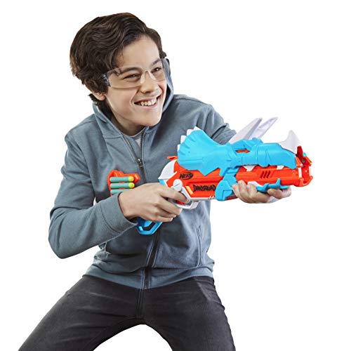 Nerf Lanzador DinoSquad Tricera-Blast, Carga de 3 Dardos con Apertura, 12 Dardos, Porta-Dardos, diseño de Dinosaurio Triceratops