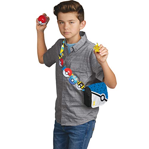 Pokemon Bandolier Set, Cuenta con 1 Figura de Pikachu de 5cm, 2 pokebolas Clip 'N' Go, 1 cinturón de Pokeball Clip 'N' Go y 1 Bolsa de Transporte - La Bolsa se despliega en una Alfombra de Batalla