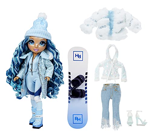 Rainbow High Winter Break Skyler Bradshaw-Muñeca de Moda Azul con 2 atuendos, Equipo de Nieve y Pedestal-Incluye esquís, Patines, Accesorios y más-Edad: 6+ años, Color (574798C3)