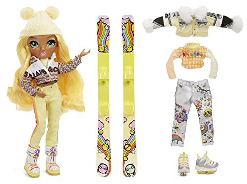 Rainbow High Winter Break Sunny Madison-Muñeca de Moda Amarilla con 2 atuendos, Equipo de Nieve y Pedestal-Incluye esquís, Patines, Accesorios y más-Edad: 6+ años (574774C3)