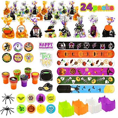 Set de Regalo de Halloween, 24 Pack Bolsas de Regalo Precargadas con Etiqueta de Regalo, incluye Dientes de Vampiro, Bolas Rebotadoras, Arañas, Halloween Sellos, Pegatinas, Pulseras