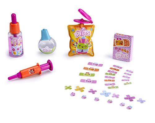 The Bellies From Bellyville - Muak -Muak, muñeco Interactivo para niños y niñas de 3 a 8 años (Famosa 700014564) + Kit de Cuidados para muñecos bebé (Famosa 700014343)