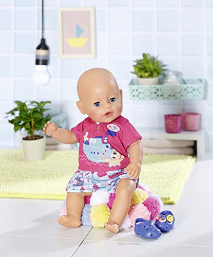 BABY born Pijama para Baño con Zapatitos 43 cm, Para Niños a partir de 3 Años, Fácil de Usar para Manos Pequeñas, Incluye Mono, Zapatos y Percha