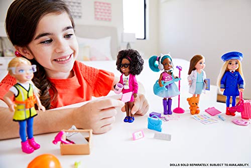 Barbie Chelsea Doctora Muñeca morena con accesorios de medicina de juguete, para niñas y niños +3 años (Mattel GTN88)