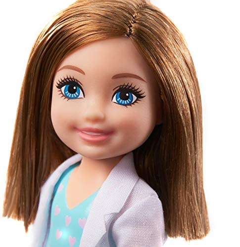 Barbie Chelsea Doctora Muñeca morena con accesorios de medicina de juguete, para niñas y niños +3 años (Mattel GTN88)