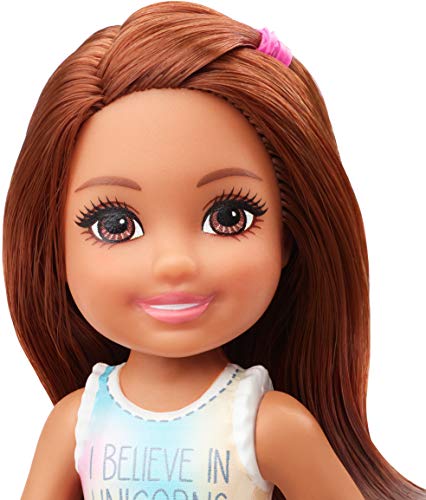 Barbie Club Chelsea Muñeca morena con falda y camiseta, juguete de regalo para niñas y niños +3 años (Mattel GHV63)