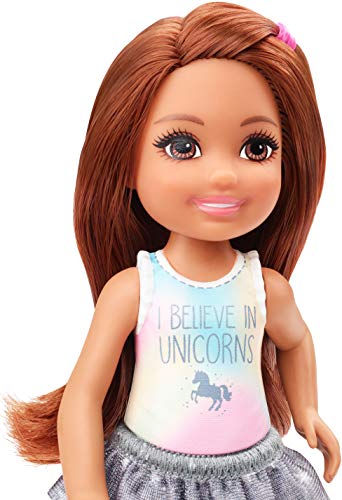 Barbie Club Chelsea Muñeca morena con falda y camiseta, juguete de regalo para niñas y niños +3 años (Mattel GHV63)