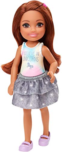 Barbie Club Chelsea Muñeca morena con falda y camiseta, juguete de regalo para niñas y niños +3 años (Mattel GHV63)