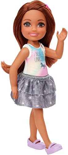 Barbie Club Chelsea Muñeca morena con falda y camiseta, juguete de regalo para niñas y niños +3 años (Mattel GHV63)