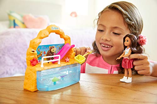 Barbie - Club Chelsea ¡Vamos al Acuario! Muñeca con accesorios (Mattel, GHV75)