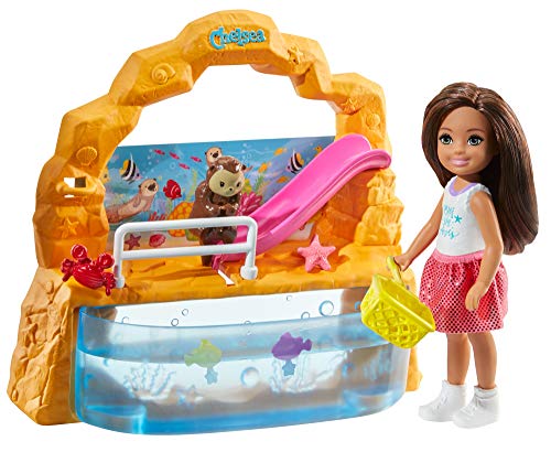 Barbie - Club Chelsea ¡Vamos al Acuario! Muñeca con accesorios (Mattel, GHV75)