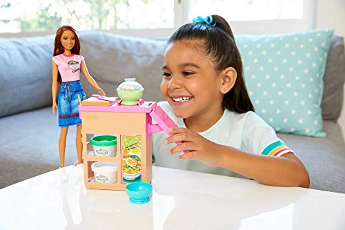 Barbie cocinera de fideos, set con muñeca morena y accesorios de cocina (GHK44)