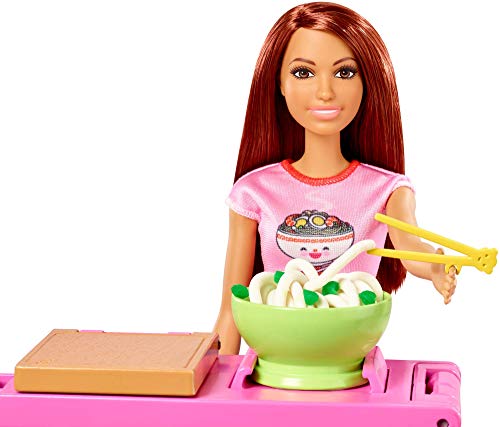 Barbie cocinera de fideos, set con muñeca morena y accesorios de cocina (GHK44)