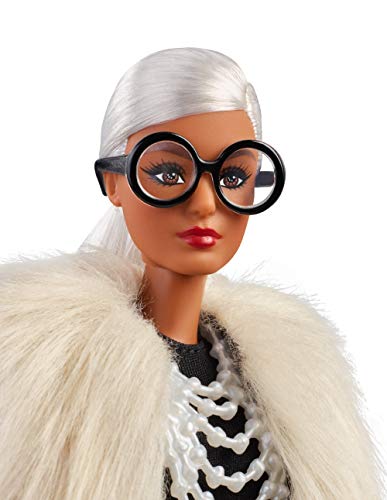 Barbie Collector Muñeca diseñada por Iris Apfel, look blanco y negro (Mattel FWJ27)