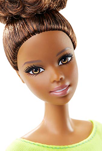 Barbie- Fashionista Made to Move Muñeca con Articulaciones Flexibles, Top Amarillo, Multicolor (Mattel DHL83)