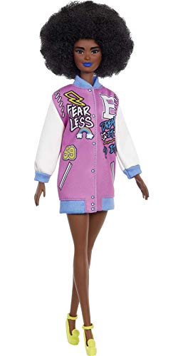 Barbie Fashionista Muñeca afroamericana con chaqueta beisbolera y accesorios de moda (Mattel GRB48)