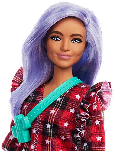 Barbie Fashionista Muñeca con pelo violeta, vestido de cuadros rojo y accesorios de moda (Mattel GRB49)