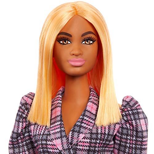 Barbie Fashionista Muñeca morena con vestido blazer con mangas abombadas y accesorios de moda (Mattel GRB53)