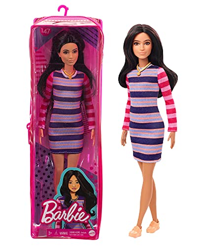 Barbie Fashionista Muñeca morena con vestido de rayas de manga larga y accesorios de moda de juguete (Mattel GYB02)