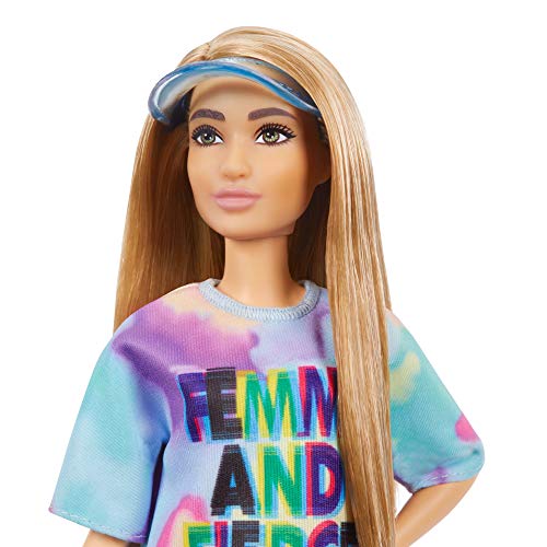 Barbie Fashionista Muñeca morena con vestido teñido tie dye y accesorios de moda (Mattel GRB51)