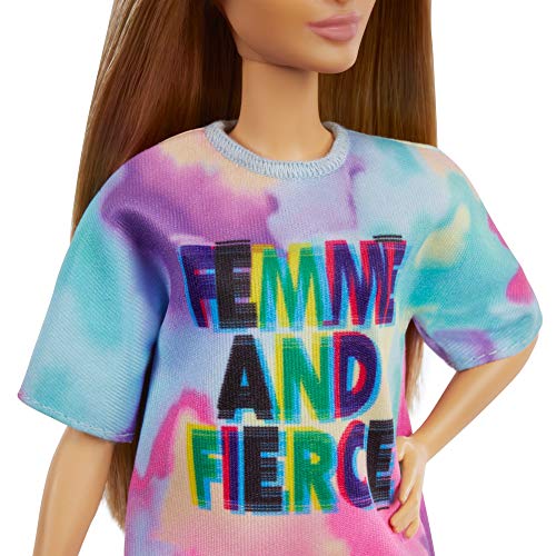 Barbie Fashionista Muñeca morena con vestido teñido tie dye y accesorios de moda (Mattel GRB51)