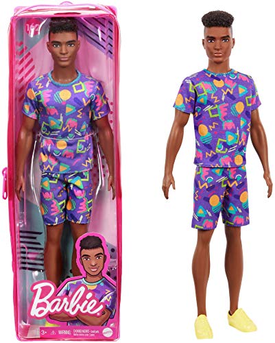 Barbie Ken Fashionista Muñeco afroamericano con pelo afro corto y traje con estampados geométricos a la moda (Mattel GRB87)