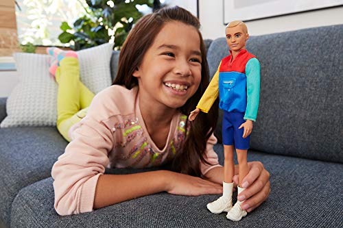 Barbie Ken Fashionista Muñeco rubio con chaqueta y shorts, moda color block (Mattel GRB88)