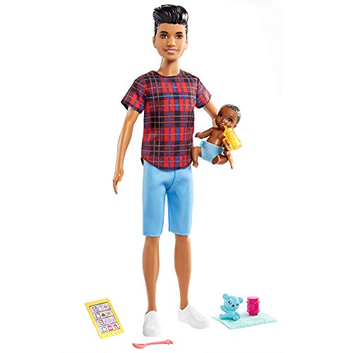 Barbie Muñeco niñero con camisa, con bebé de juguete y accesorios para su cuidado (Mattel GRP14)