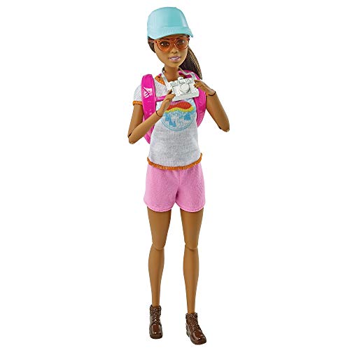 Barbie Senderista Muñeca articulada morena con moda de montaña, accesorios y mascota de juguete (Mattel GRN66)