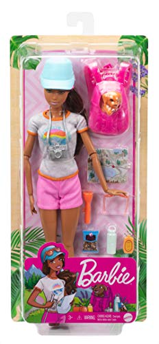 Barbie Senderista Muñeca articulada morena con moda de montaña, accesorios y mascota de juguete (Mattel GRN66)