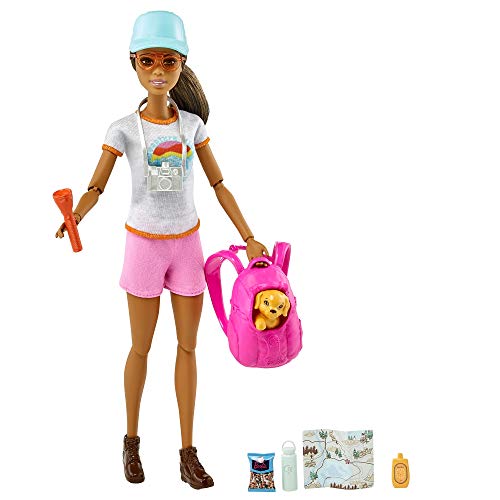 Barbie Senderista Muñeca articulada morena con moda de montaña, accesorios y mascota de juguete (Mattel GRN66)