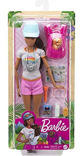 Barbie Senderista Muñeca articulada morena con moda de montaña, accesorios y mascota de juguete (Mattel GRN66)