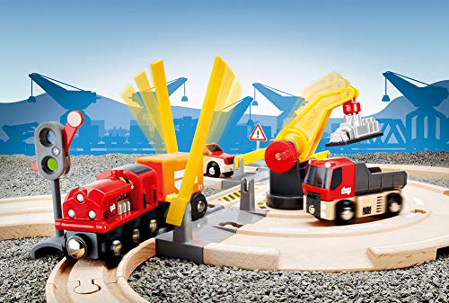 Brio 33208 - Set de carretera y vías de tren con grúa de mercancías (26 piezas, 59 x 56 cm) [importado de Alemania]