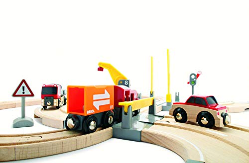 Brio 33208 - Set de carretera y vías de tren con grúa de mercancías (26 piezas, 59 x 56 cm) [importado de Alemania]